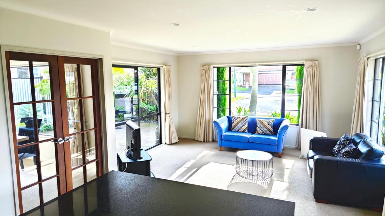 Stunning Family Home オークランド エクステリア 写真
