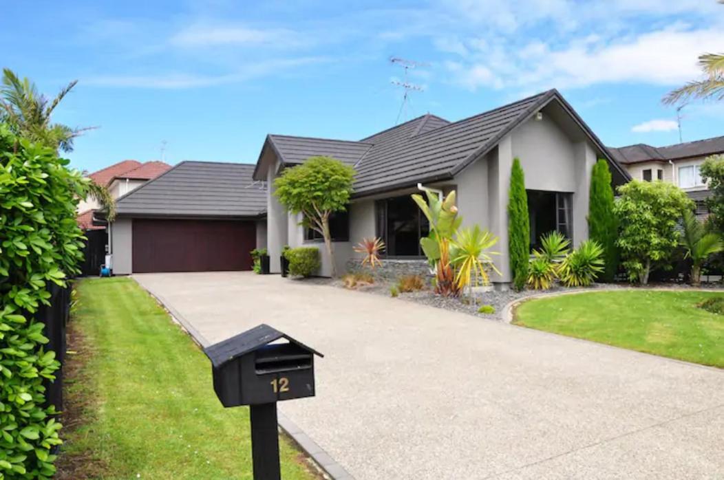 Stunning Family Home オークランド エクステリア 写真
